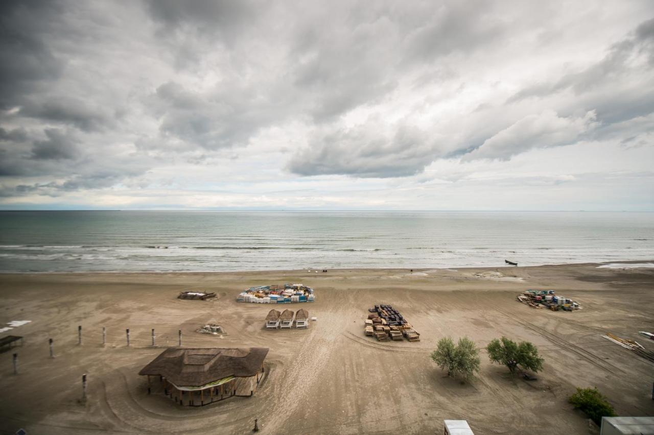 Luxury Promenada Apartment - Frontal Beachfront Mamaia Nord Năvodari Exteriör bild