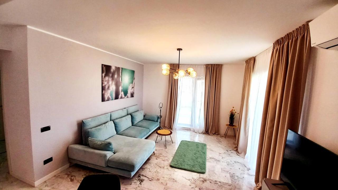 Luxury Promenada Apartment - Frontal Beachfront Mamaia Nord Năvodari Exteriör bild