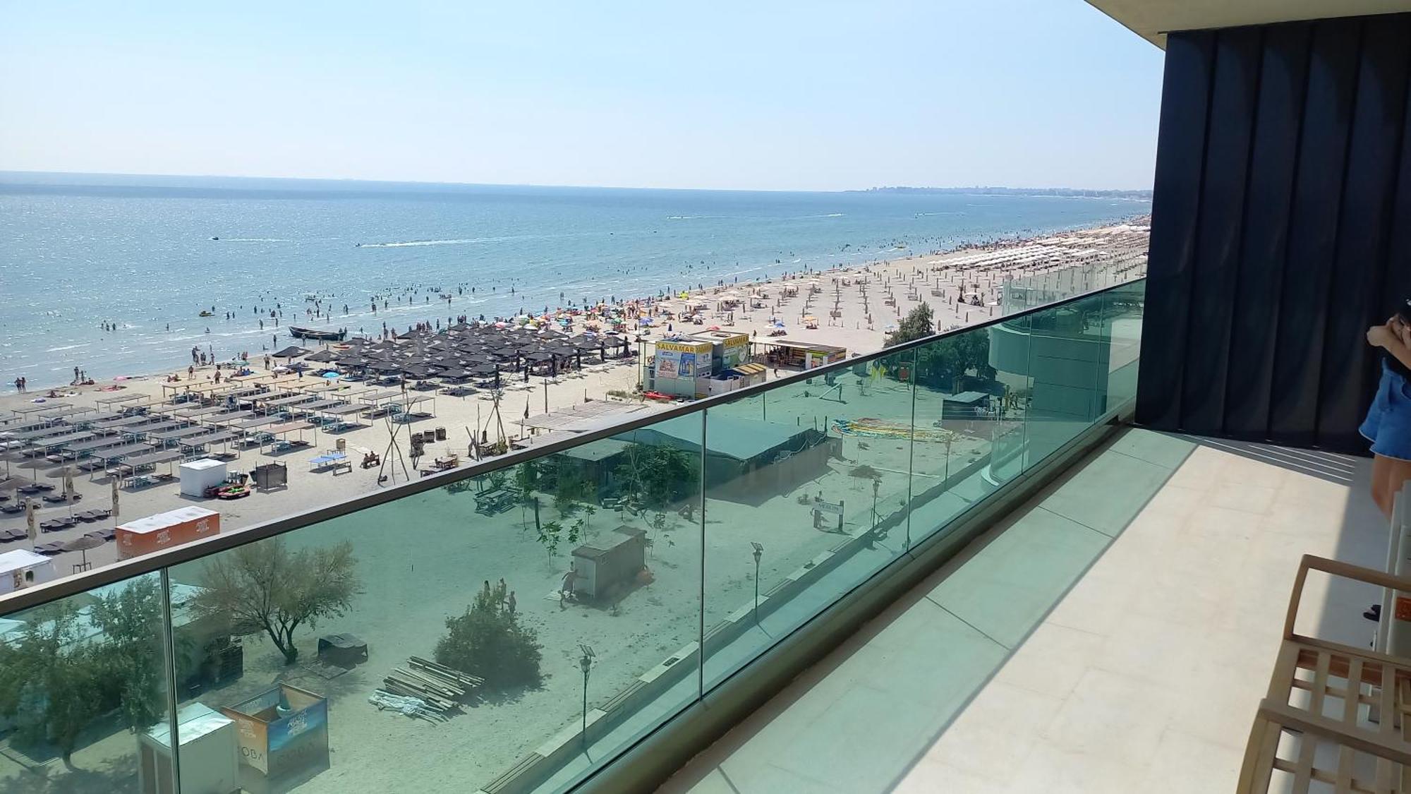 Luxury Promenada Apartment - Frontal Beachfront Mamaia Nord Năvodari Exteriör bild